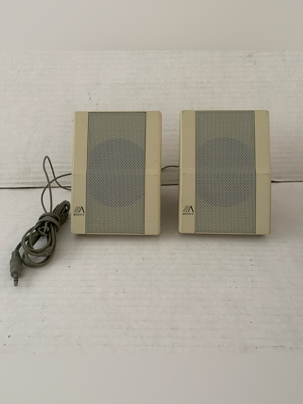 Vintage Advent Mini Computer Speakers 3.5mm Jack Beige 4 1/4 Tall